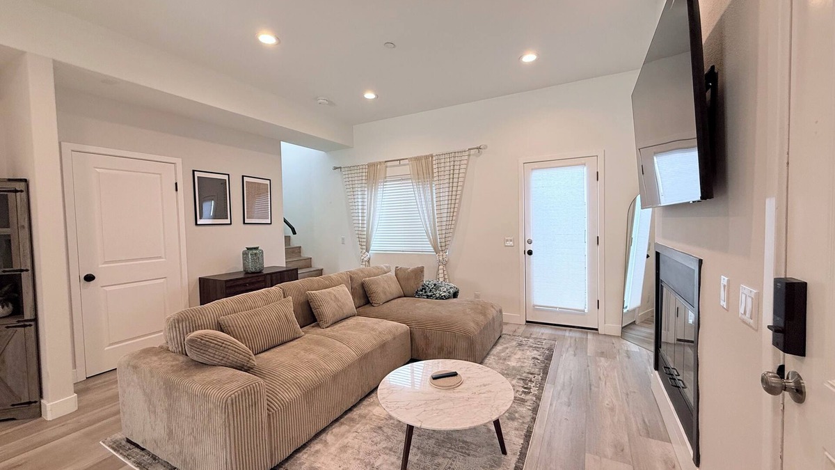 Midway City House | Modern Family Haven #2 - Minutes from Disney Magic/Knotts and Saigon