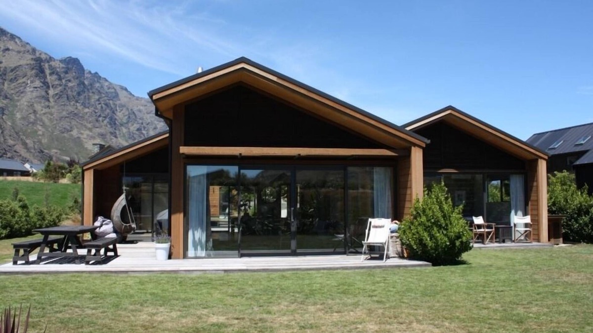 Jacks Point House | Modern Family Home - available long weekends and school holidays!