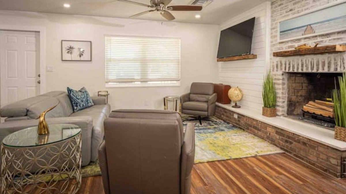 North River Shores House | Modern Farmhouse Retreat – Heated Pool & Close to Beaches!
