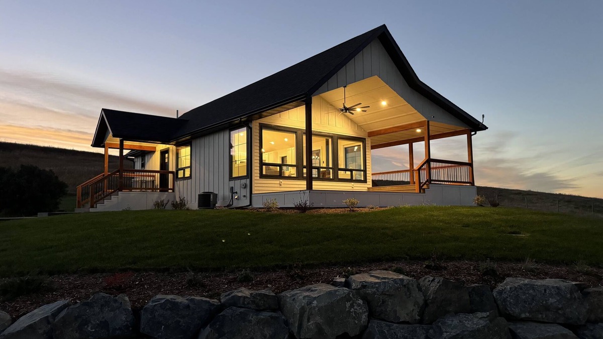 Manhattan House | Modern Farmhouse with Breathtaking Views!