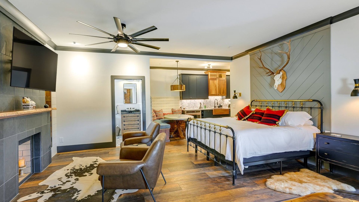 Franklin Apartment | Modern Franklin Studio: Prime Downtown Location!