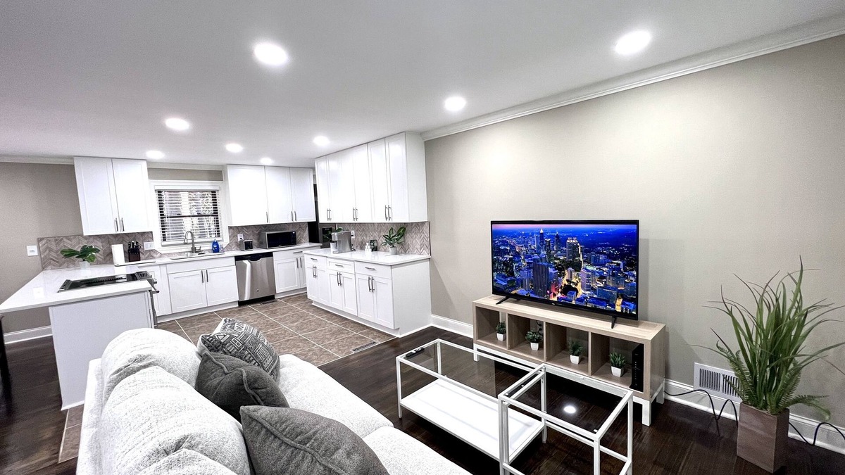 Tucker House | Modern Fresh Remodel 4BR 3Bath 2 En-Suites Super Convenient Sleeps 12 Pets OK!