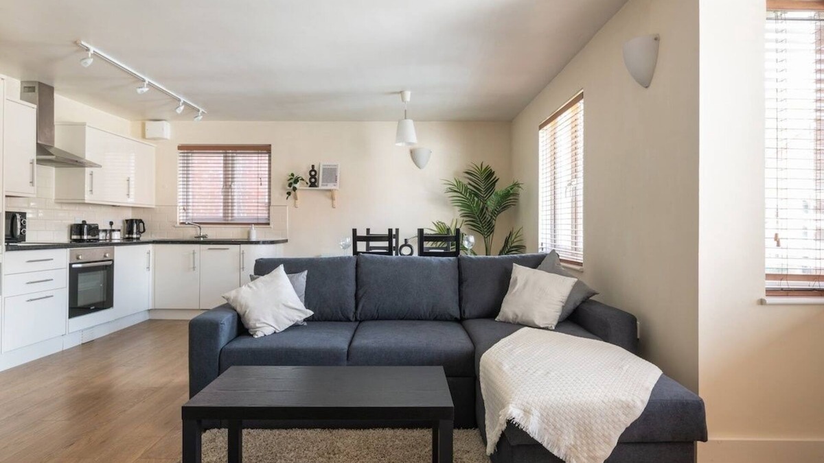 Maidenbower Apartment | Modern Fully Furnished Apartment/2 Parking Spaces