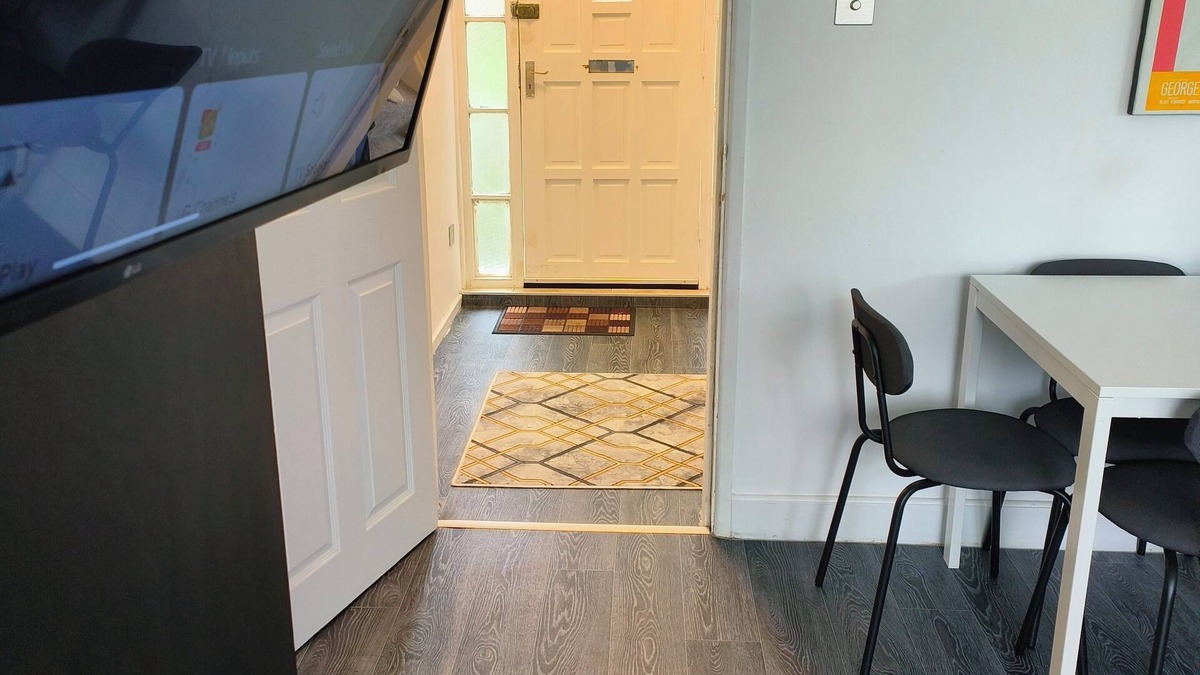 Salford House | Modern Fully furnished 3 Bedroom Family House With Garden And Parking