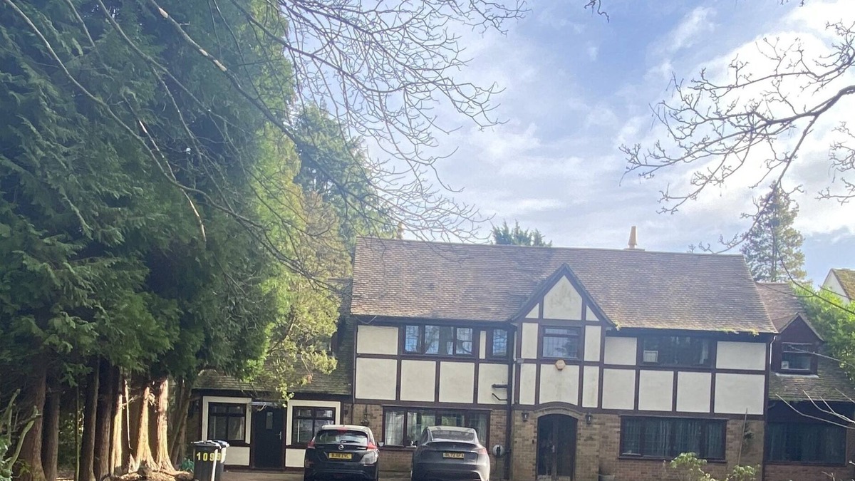 Sutton Coldfield Apartment | Modern fully independent studio on golf-course.