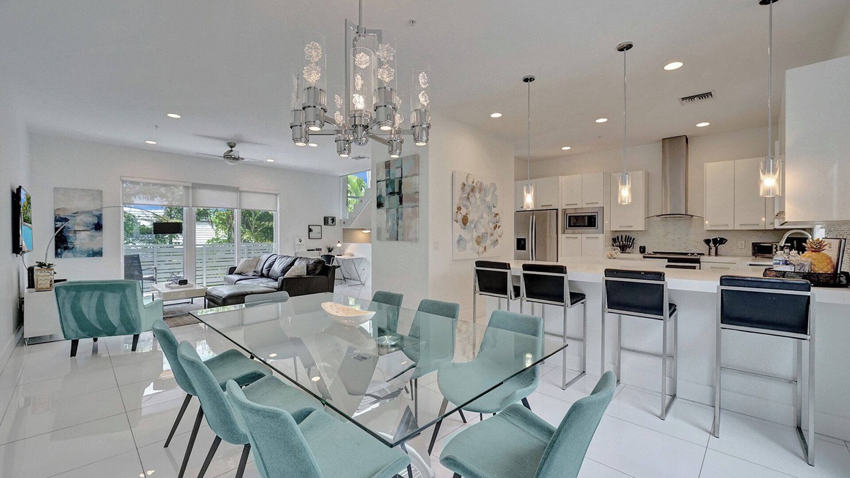 Pompano Beach House | Modern & Fun Beach location! Pool, Gym, Spa, Bars & Restaurants to Entertain!