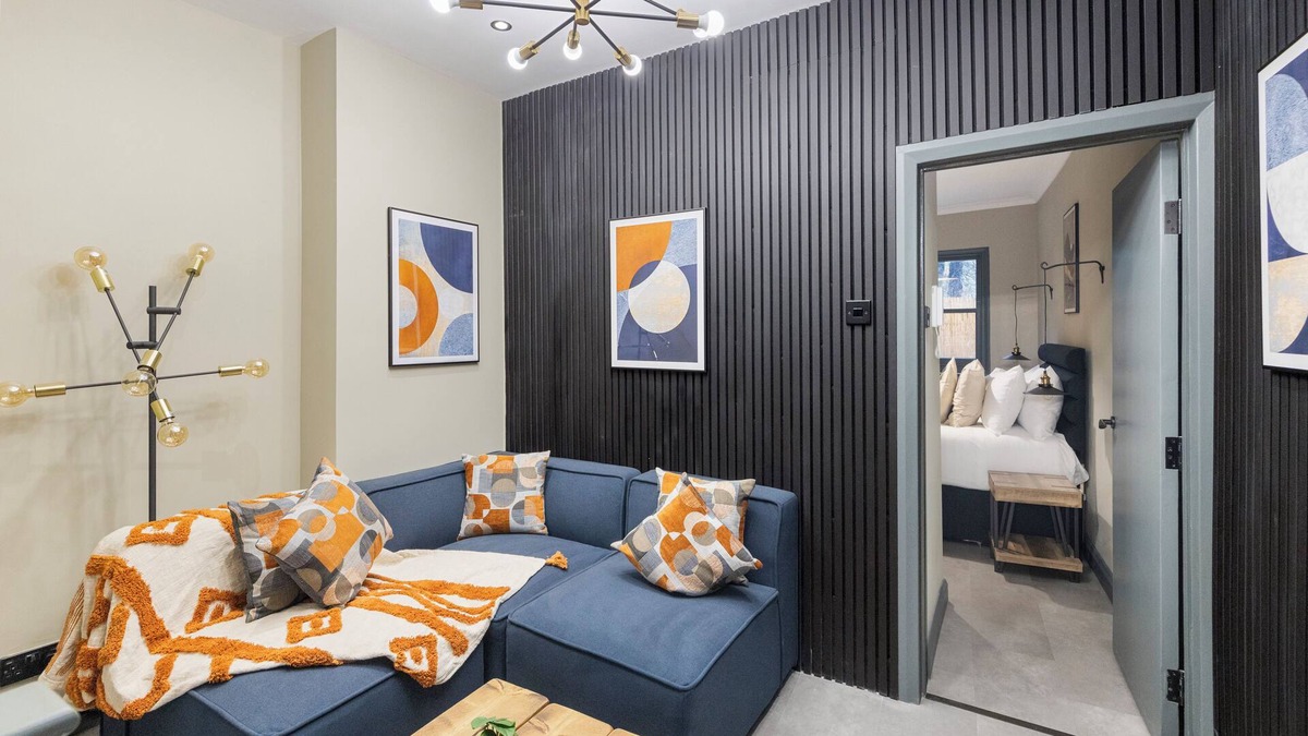 Kings Cross St. Pancras House | Modern & Funky 3-BR Duplex with Games Room & Sauna