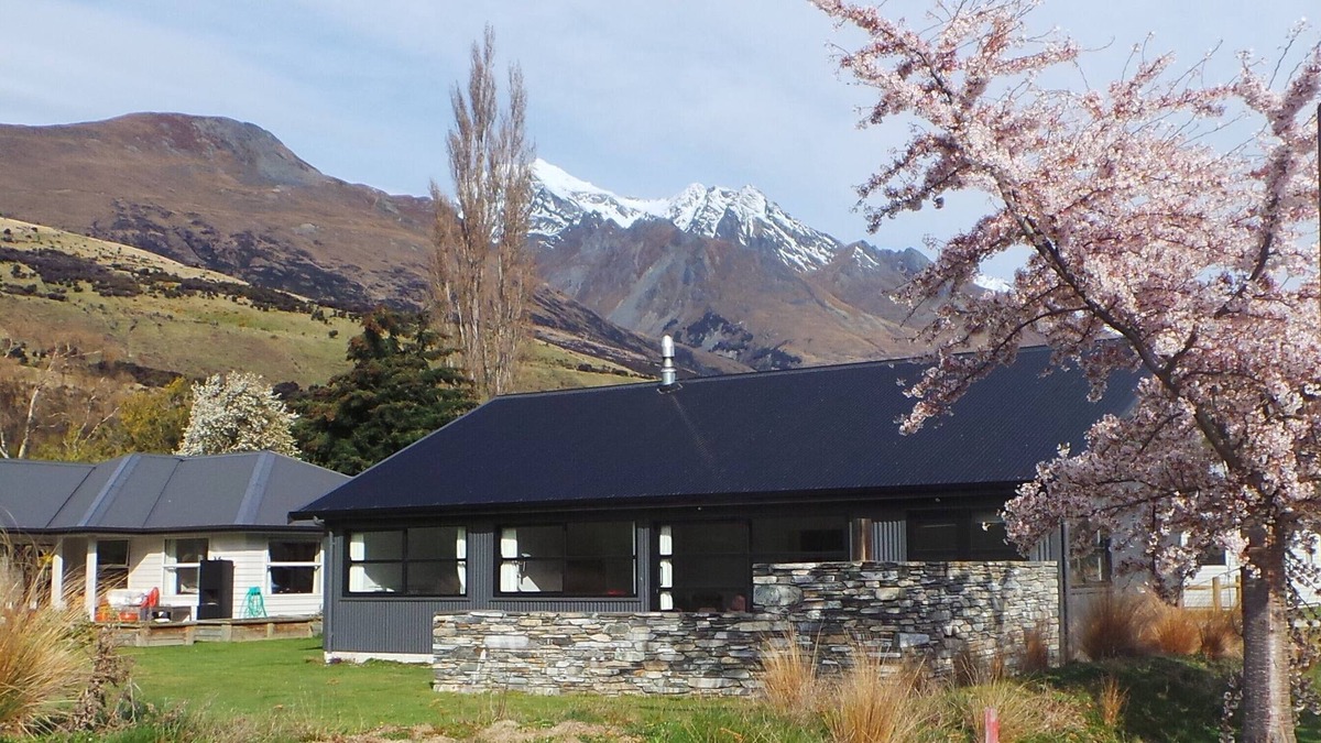Glenorchy House | Modern Gem with mountain views