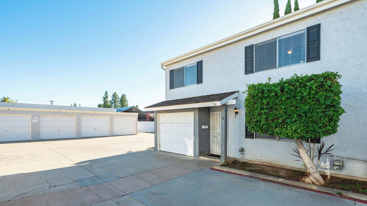 Charter Oak House | Modern Glendora Retreat Family Getaway Near Cal Poly & Mt. SAC