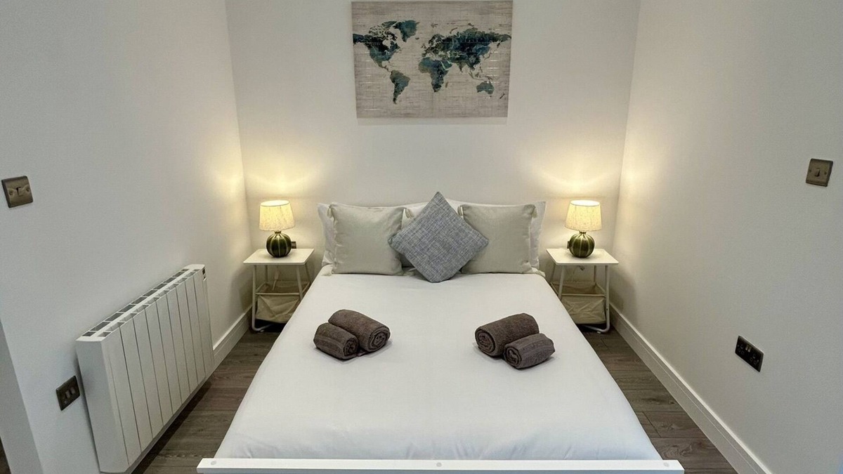 Runnymede Apartment | Modern Ground floor Apartment with Parking