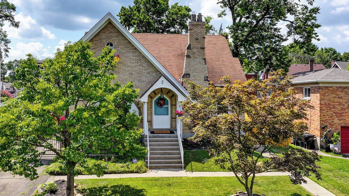 Roselawn Finance House | Modern Group Getaway w/Private Yard in Cincinnati