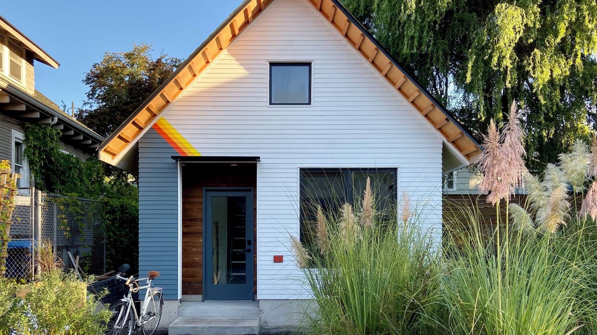King Cottage | Modern guest house in the vibrant Sabin neighborhood