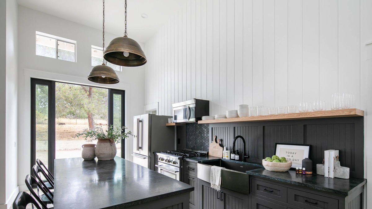 Lompoc House | Modern Guest House on 20 acres of Rural Land in wine country