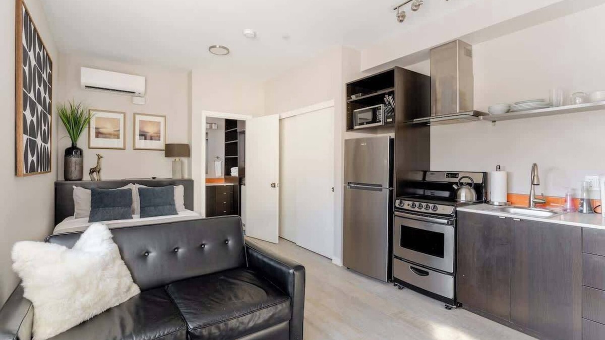 Belmont Apartment | Modern Hawthorne Studio - Food Carts & Local Shops