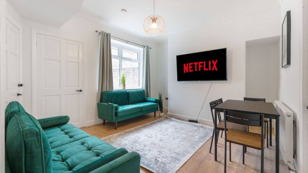 Stanley House | Modern High Spec House|Parking|4 bed|sleeps 7