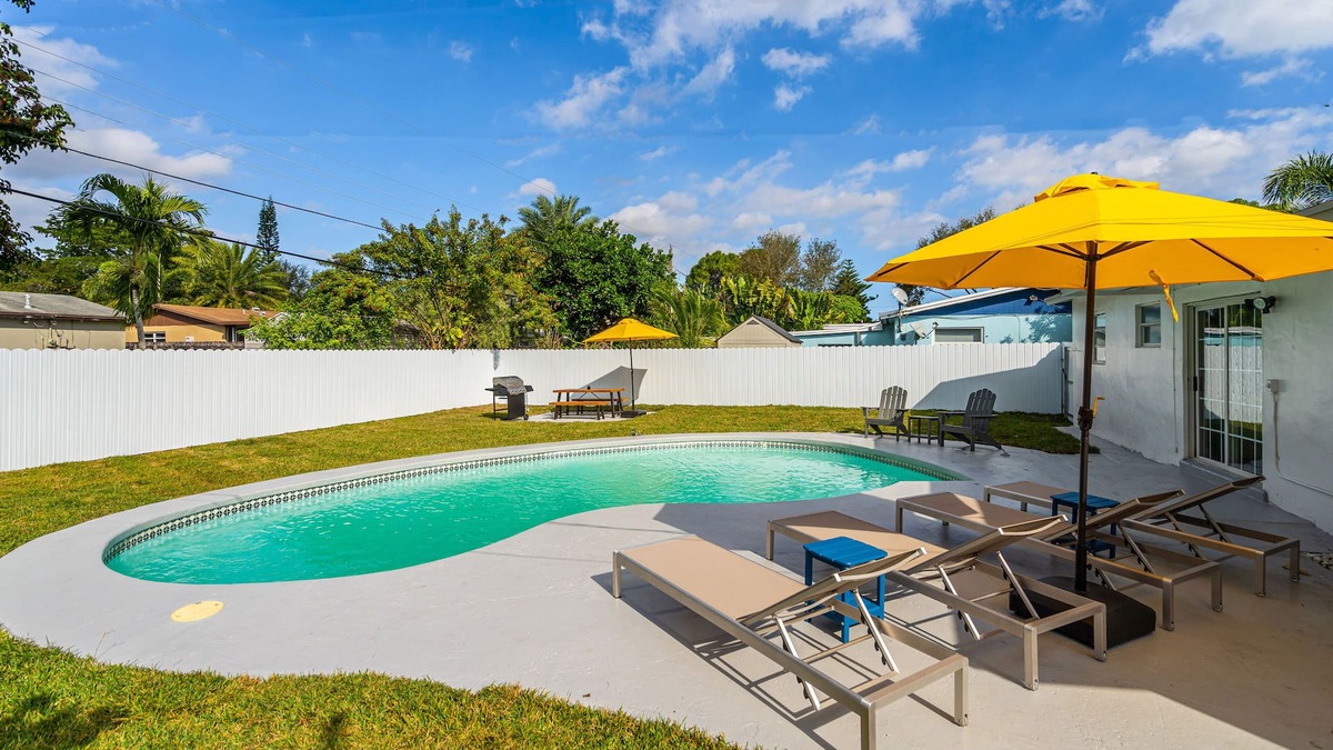 Driftwood House | Modern Home 3Bedrooms with Pool, 18 mins to Ocean