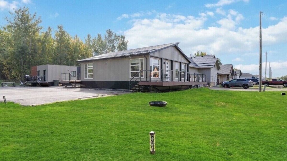 Central Alberta House | Modern Home and guest house in peaceful location.