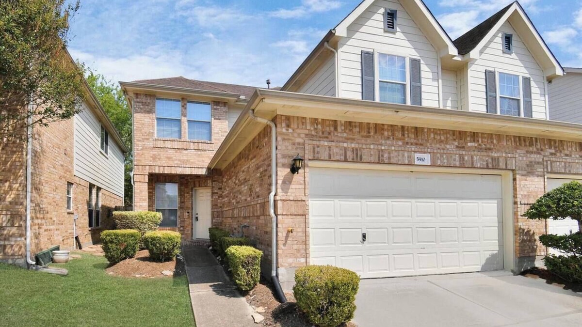 Fairbanks House | Modern Home - Centrally Located - Houston, TX