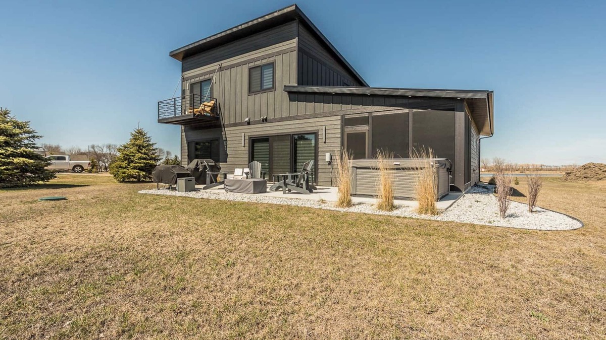 Arlington Cabin | Modern home on Lake Albert with hot tub