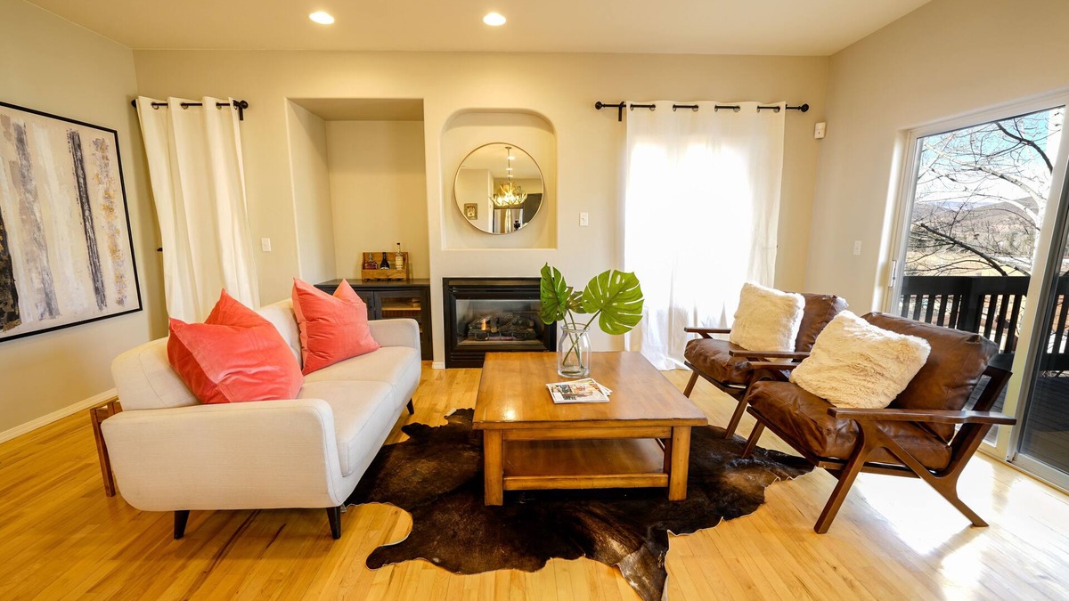 Edwards House | Modern Home | Private Hot Tub | Walk to Beaver Creek Shuttle | EV Charging