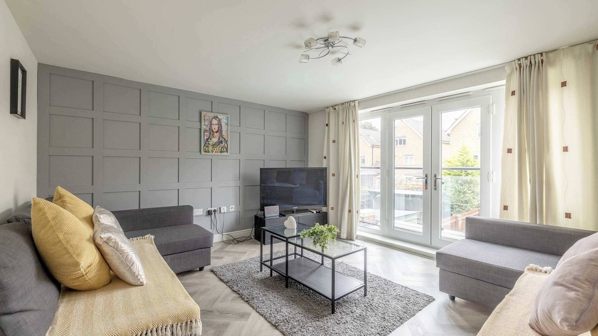 Langley Marish House | Modern Home w/Parking - Slough, Heathrow, Pinewood
