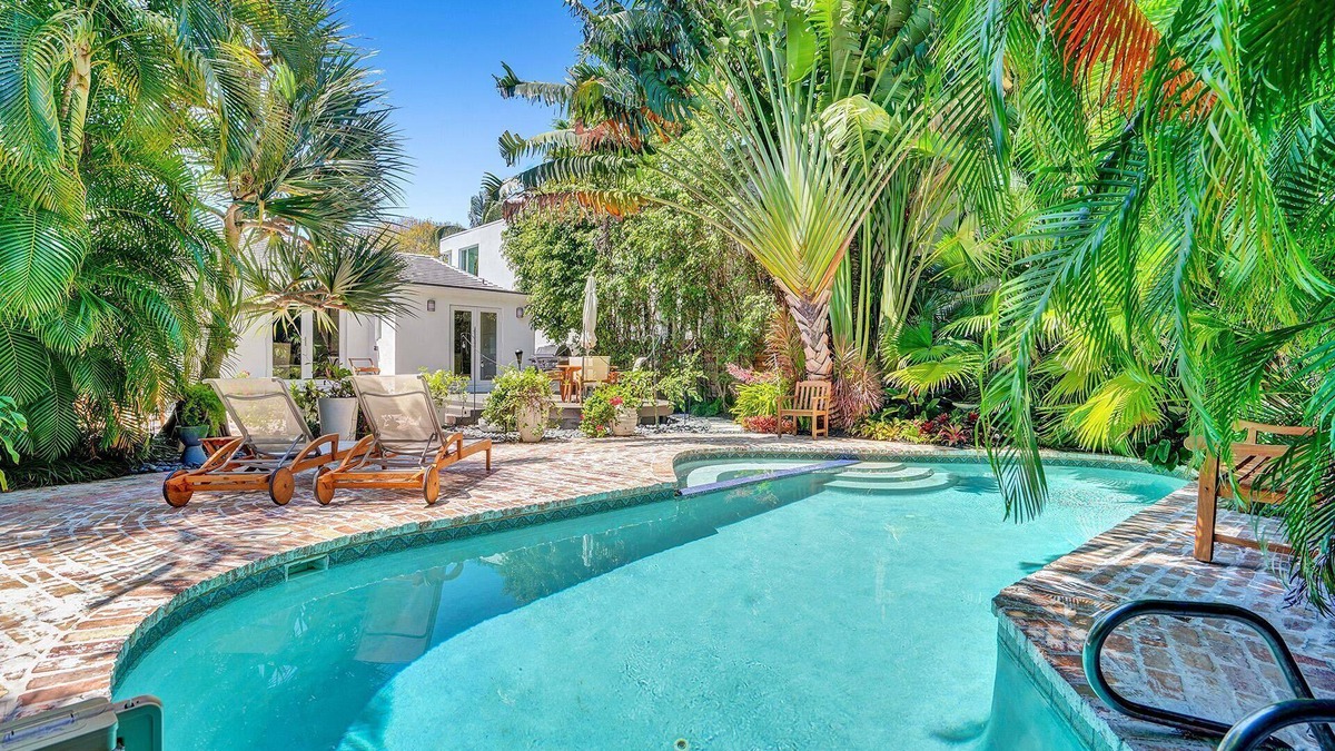 Victoria Park House | Modern Home with Backyard Oasis - Apres Beach Living with Pool