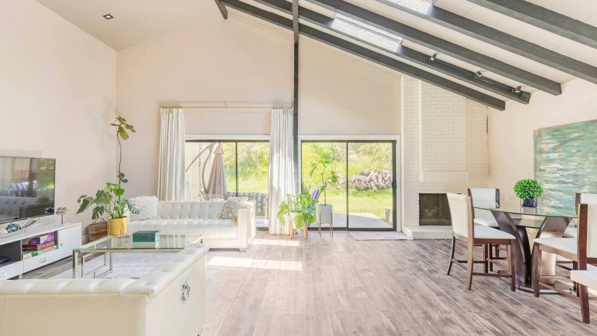 San Carlos House | Modern Home with Chef kitchen near Mission Trail