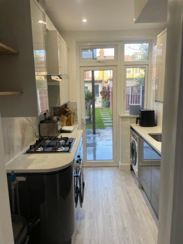 Northumberland Park House | Modern home with driveway parking for 2 vehicles, near Tottenham Hotspur Stadium, White Hart Lane Train Station