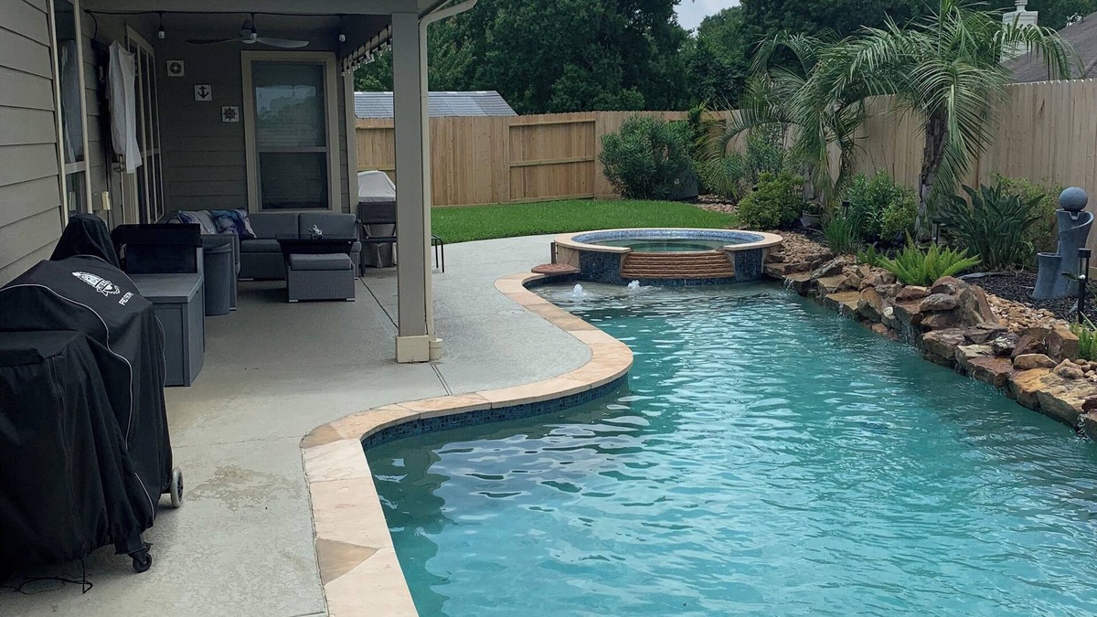 League City House | Modern home with pool