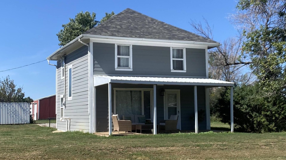 Lethbridge County Other | Modern Homestead Hideaway(4 miles east of Lethbridge)