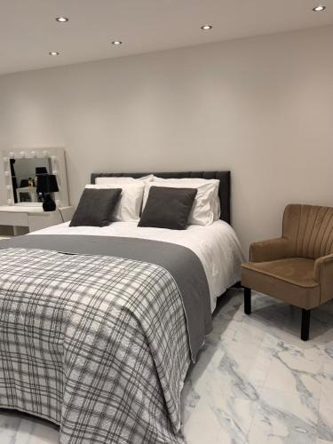 Stratford Apartment | Modern House Apartment Stratford E15 London - Sleeps 2 - 9, Fast Links to Central London, Near O2, Greenwich & Olympic Park, Child-Friendly Garden, Free Parking, Free WiFi