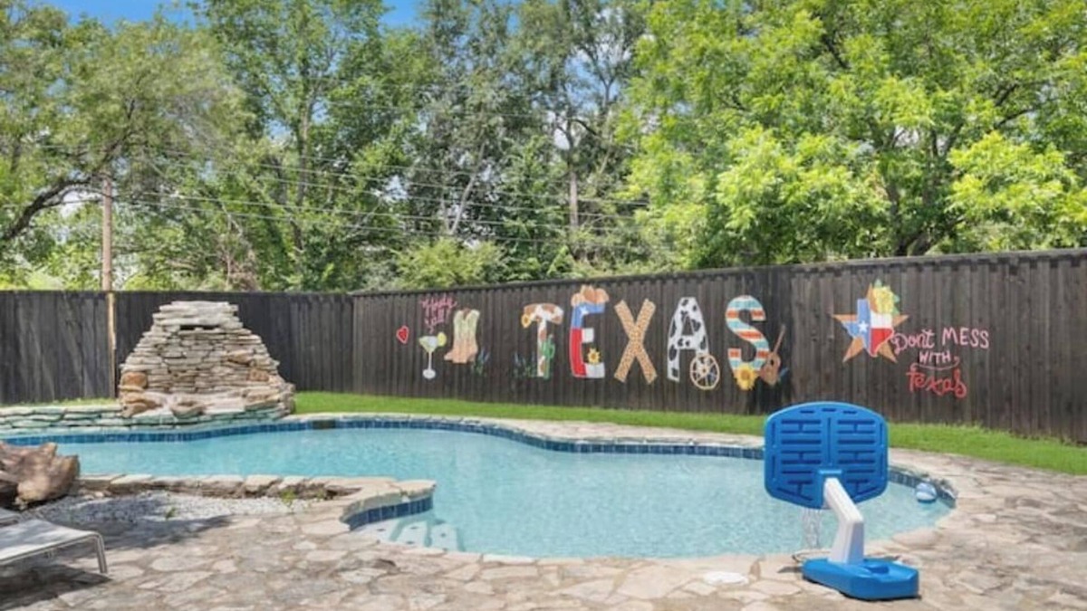 Grand Prairie House | Modern house by ATT,6 flags-DFW-downtown Dallasnn