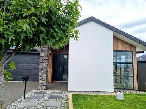 Pegasus Villa | Modern house close to lake,golf club and beach