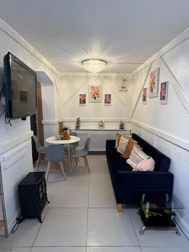 Abbey Wood Apartment | Modern House -contractors and family sleep 7 with parking