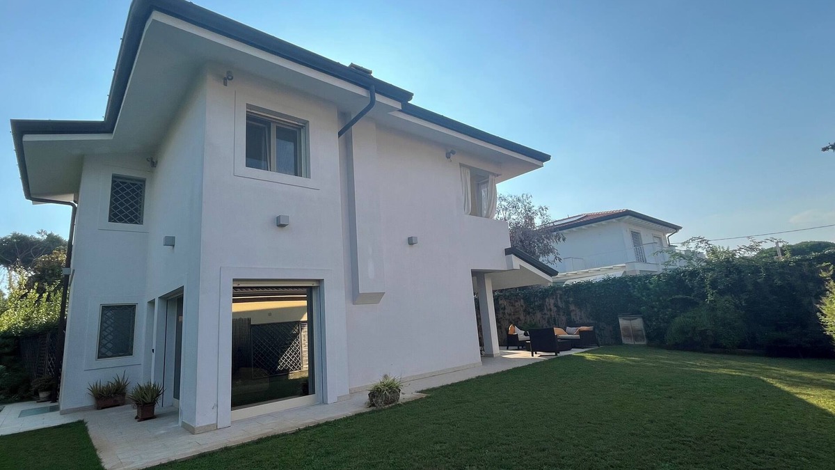 Forte dei Marmi House | Modern house with garden and all comforts 5 minutes walk from the sea