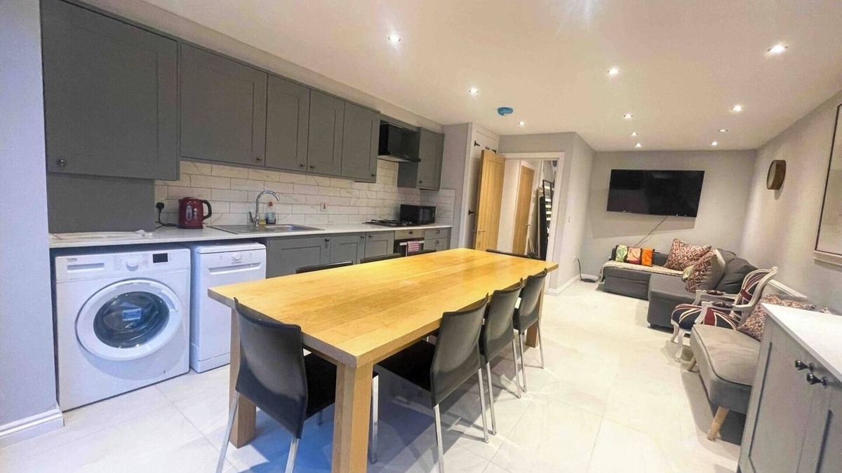 Wandle Valley House | modern house with four bathrooms