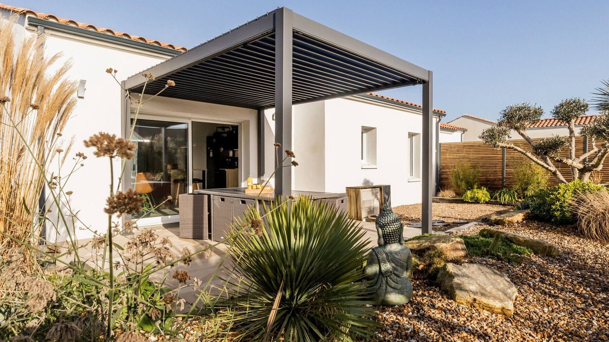 Chaumes-en-Retz Cottage | Modern House with Garden, Near Shops & Beach