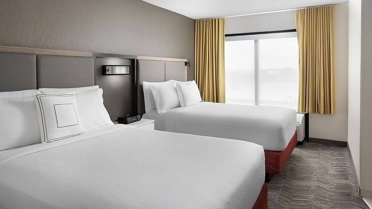 Southeast Houston Hotel | Modern Houston Room Offering Microwave, Shuttle Service & Inviting Pool Area