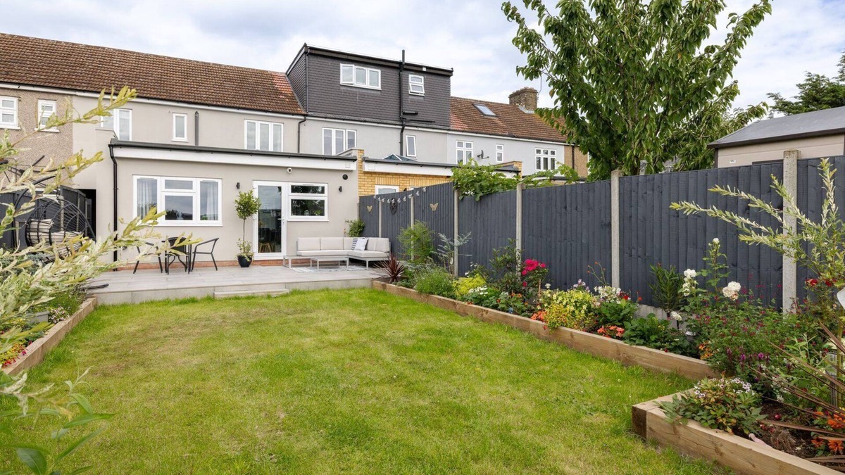 Mayfield Apartment | Modern Ilford home with private garden