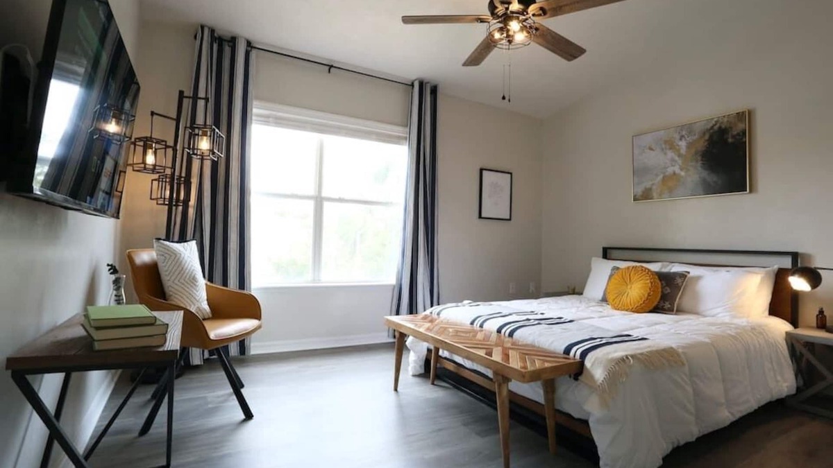 Gainesville Condo | Modern Industrial Suite ⚙️ Updated 2BD Condo
