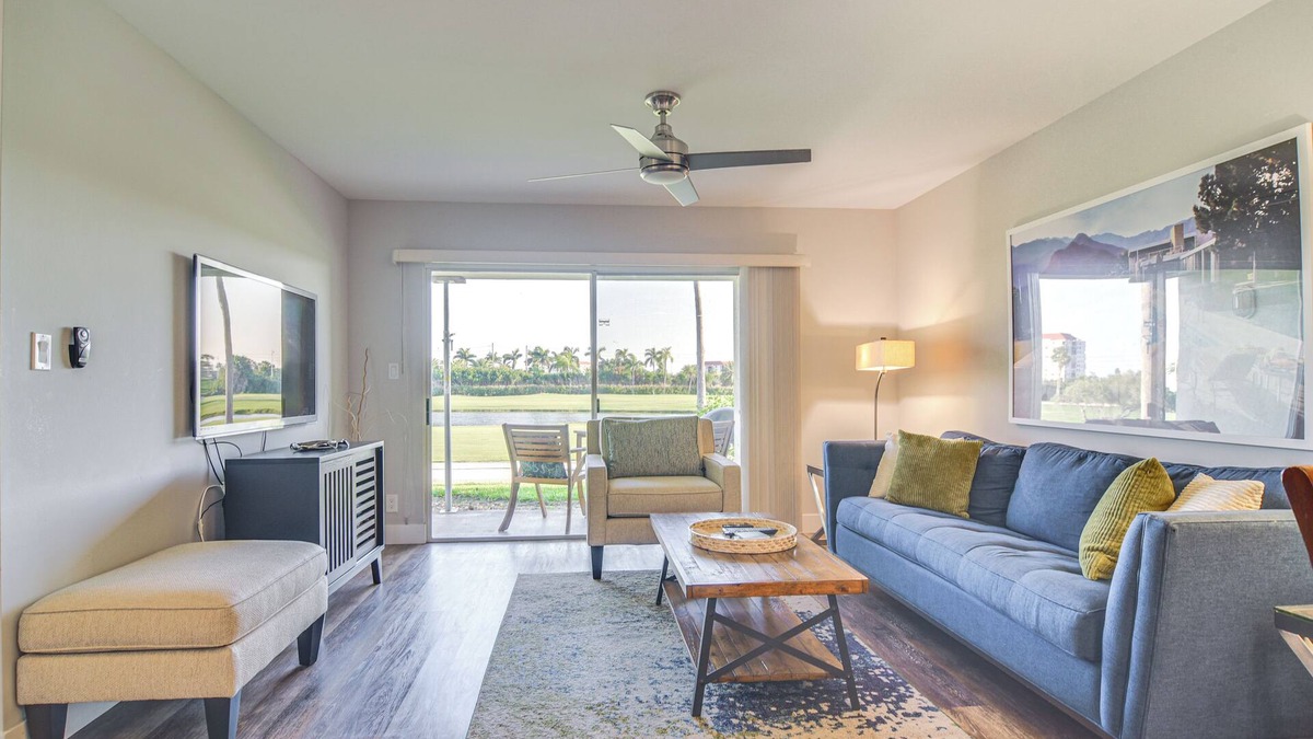 Isla del Sol Condo | Modern Isla Del Sol Condo: Walk to St. Pete Beach!