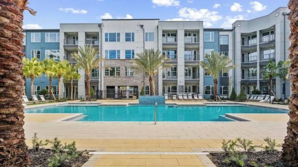 Southside Apartment | Modern King Bed Deerwood Pool Gym Downtown Jax I95