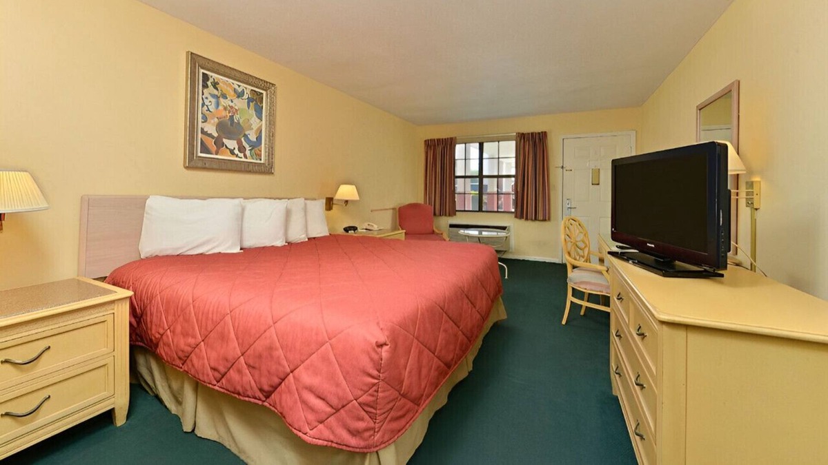 Meridian House | Modern King Room w/ Elegant Ambiance! Free WiFi