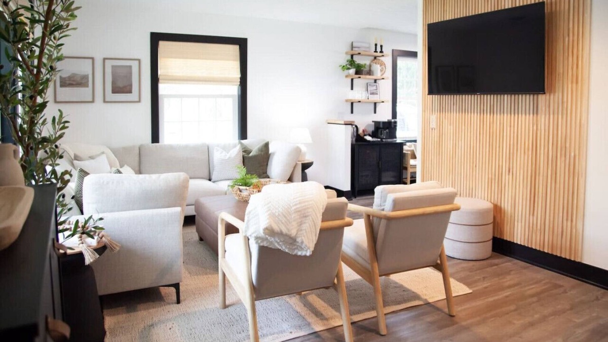 George Haywood's Lakefront Apartment | Modern Lake Erie Cottage w/Hot Tub Near Wineries