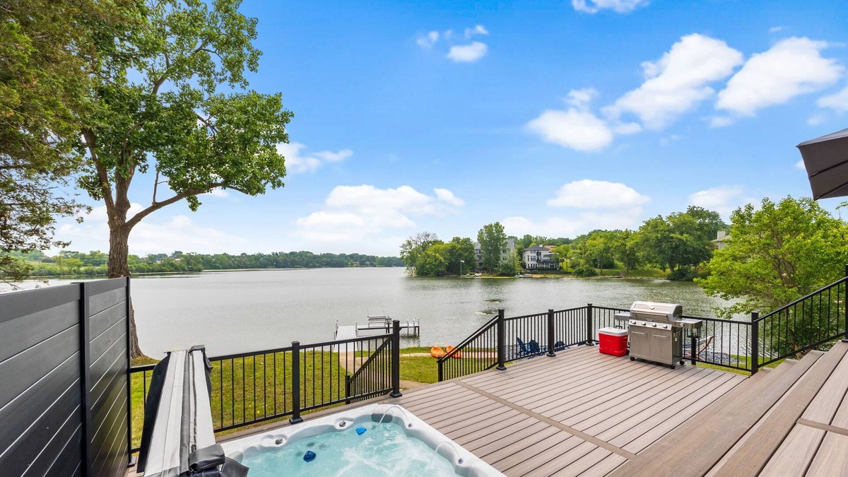 Antioch House | MODERN LAKE HOUSE - HOT TUB - FISHING - KAYAKING - TRANQUILITY - BOOK TODAY!!