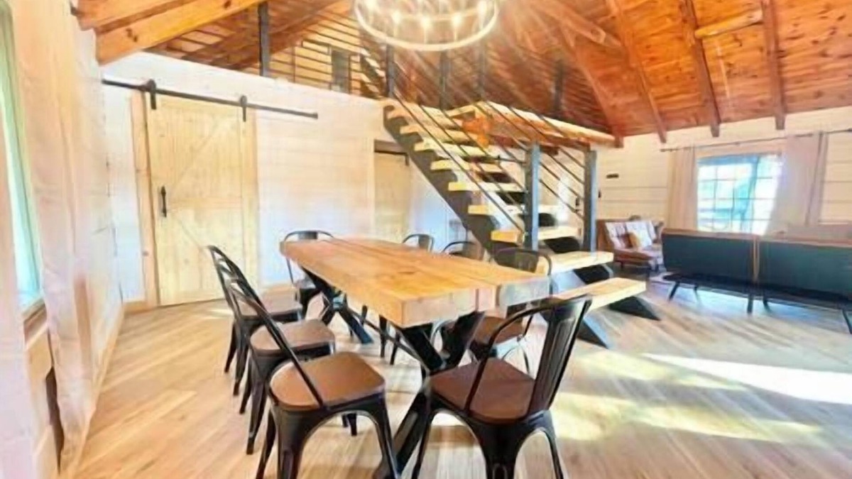 Sevierville House | Modern lake side nest HOTUB Fenced YARD king beds