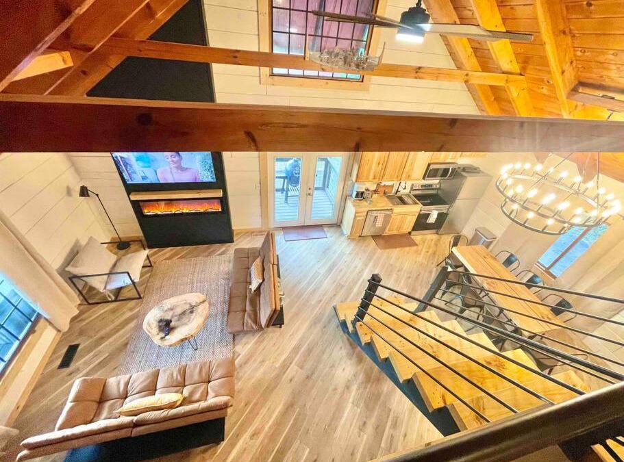 Sevierville House | Modern lake side nest HOTUB Fenced YARD king beds