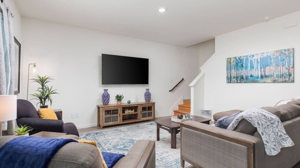 Edgecliff Village Apartment | Modern Large Home with large yard near TCU & Stockyards
