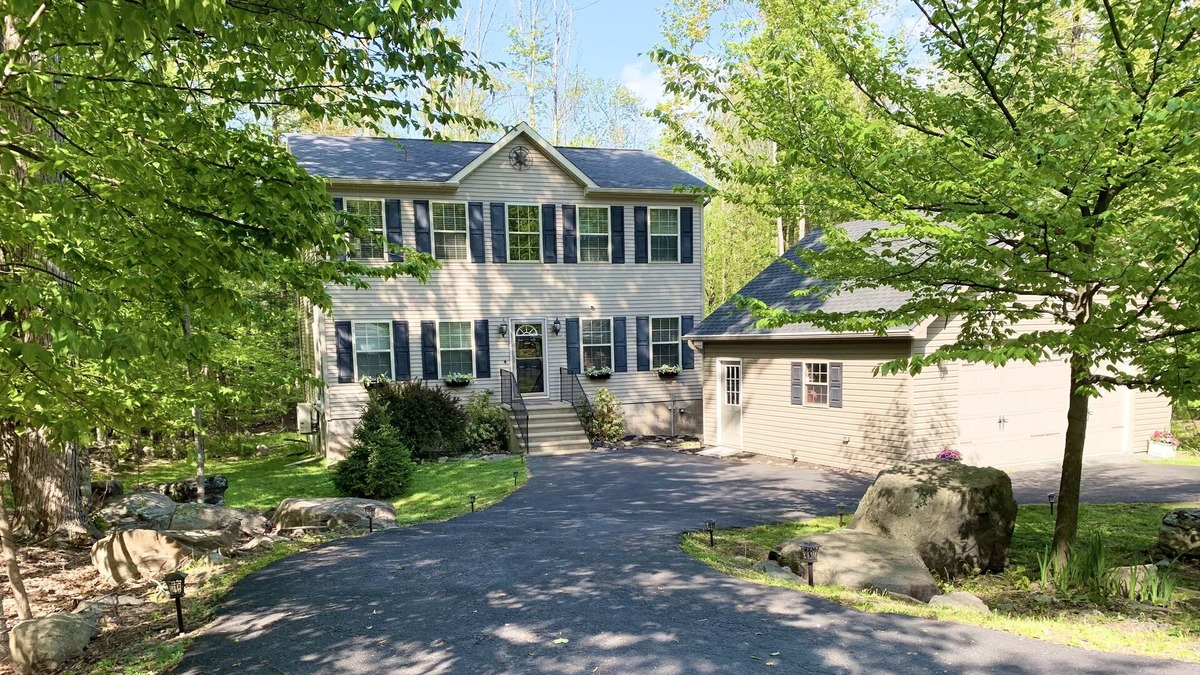 Paupackan Lake House | Modern Lodge 5BR 4BA- 4 Season Community