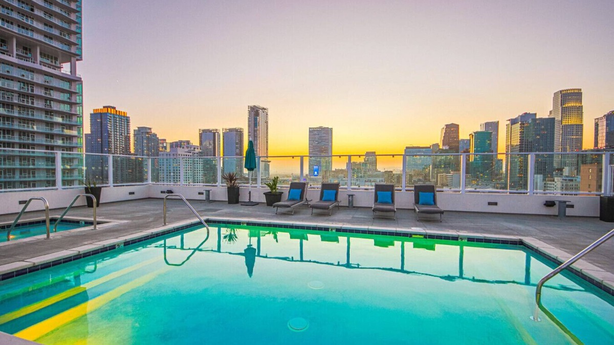 Historic Core Apartment | Modern Loft | 1BR in Downtown LA with Rooftop!
